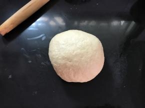 揉成软硬合适的面团。
