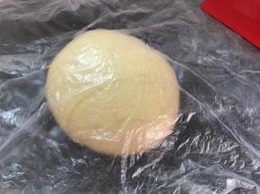 把揉好的面团放保鲜袋松驰20分钟。