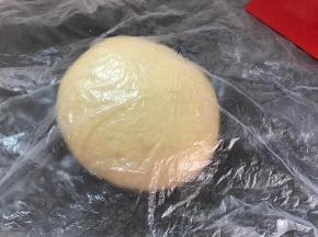 把揉好的面团放保鲜袋松驰20分钟。