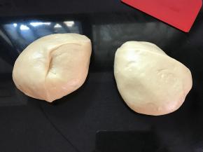 取出松驰好的面团分成2份。