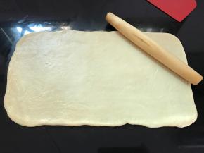 分别擀成长方形的面片。