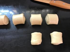 把卷好的面条切小段。