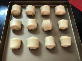 底边朝下放入烤盘。放温暖处进行发酵。