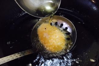 用汤勺盛油浇到土豆上，反复几次，目的是为了让土豆上边也受热。（如果您锅里的油量足够多，能没过土豆 ，就就可以略去这步。