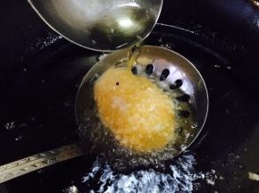 用汤勺盛油浇到土豆上，反复几次，目的是为了让土豆上边也受热。（如果您锅里的油量足够多，能没过土豆 ，就就可以略去这步。