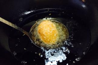 当土豆炸成金黄色，表皮脆脆时捞出。