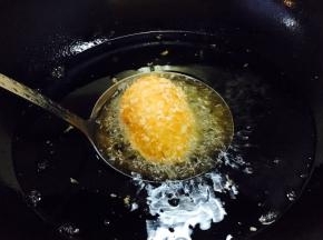 当土豆炸成金黄色，表皮脆脆时捞出。