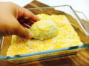 把刚才洗完澡的土豆放在面包糠里，让它浑身沾满面包糠。