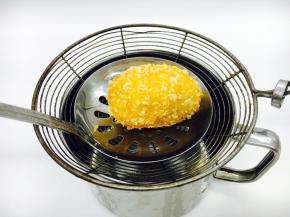 
捞出后沥一下油 ，炸完后是不是很诱人啊？！