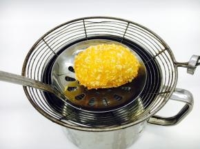 
捞出后沥一下油 ，炸完后是不是很诱人啊？！