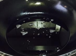 
开大火，锅热后放油，油量要大。