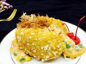 
最后放入适量的木鱼花，最重要的是上边的木鱼花还会微微颤动，你能说这颗大土豆子不会跳舞吗？ 用勺子搅一搅，里边的料都会跑出来哒，足足的九种料哦，用叉子叉一叉，土豆泥好细腻哦，就像叉到雪地里一样。 当时我还准备了菠萝碎，可是忘了放了，不然就是10种料喽，就是十全十美啦。 因为刚刚油炸过的土豆很热，放入木鱼花后木鱼花开受热就会舞动，所以我就把它称为会跳舞的大土豆。

