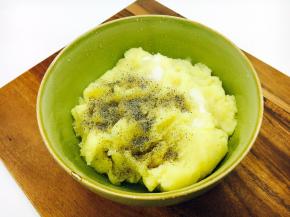 在土豆泥里放入少许黑胡椒粉和少许盐，搅拌均匀。