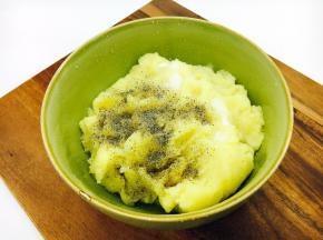 在土豆泥里放入少许黑胡椒粉和少许盐，搅拌均匀。
