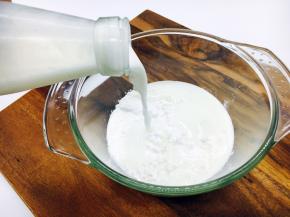 调制面糊：把1大汤勺的淀粉放在盆里，倒入适量的牛奶，把他们调成薄薄的面糊。 要使用室温的牛奶，牛奶不能加热，热的牛奶会把淀粉烫成硬疙瘩，影响使用。