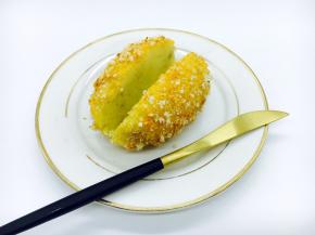 
把炸好的土豆放在盘子里，用刀在中间刨开，刨开约五分之四，如图。


