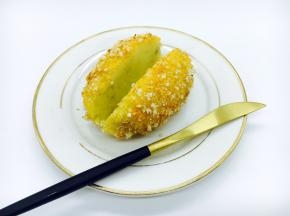 
把炸好的土豆放在盘子里，用刀在中间刨开，刨开约五分之四，如图。


