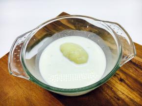 把塑好的土豆放到牛奶面糊里“洗一个澡”。