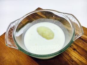 把塑好的土豆放到牛奶面糊里“洗一个澡”。