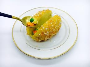 放入玉米粒，豌豆，胡萝卜打底