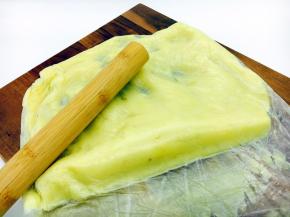 把土豆片放在食品袋里，擀成土豆泥。