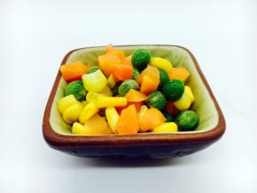 把玉米，豌豆，胡萝卜焯水