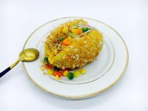 上面是顶级的火腿，蟹肉棒，牛肉粒，鸡蛋碎，还有小清新的生菜丝。