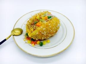 上面是顶级的火腿，蟹肉棒，牛肉粒，鸡蛋碎，还有小清新的生菜丝。