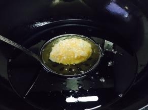 
当油温4成热时把一个裹满面包糠的土豆放入油锅里，此时把火调到中小火。 注意，土豆在还没有定形时不要随意翻动。