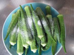 用盐把秋葵表面的绒毛搓掉