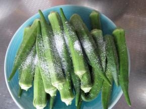 用盐把秋葵表面的绒毛搓掉