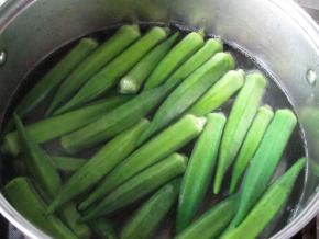 开水中放少许油，入锅焯烫1分钟多一点点。我摘的秋葵都非常嫩，所以很快就焯烫熟了，如果买的秋葵稍微老一点，可以适当多煮1--2分钟