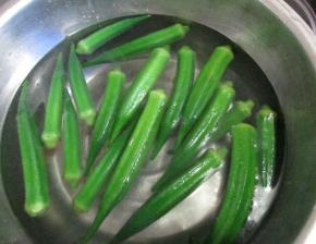 焯好的秋葵捞出，立即放入提前备好的冰水里，以保持脆嫩。冰水我是前提把凉开水放冰箱冷藏的