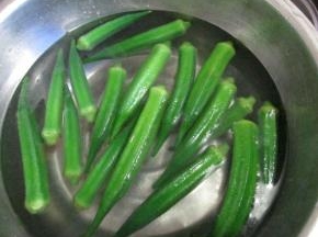 焯好的秋葵捞出，立即放入提前备好的冰水里，以保持脆嫩。冰水我是前提把凉开水放冰箱冷藏的