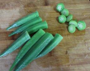 最后把蒂切掉。注意蒂不要提前切掉，否则秋葵内部在焯烫时会进水