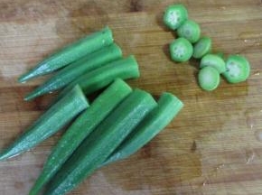 最后把蒂切掉。注意蒂不要提前切掉，否则秋葵内部在焯烫时会进水