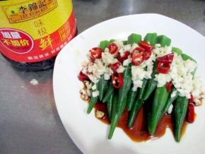 把处理好的秋葵码放到盘里，淋上生抽，大蒜切末放上面，辣椒切圈放上面