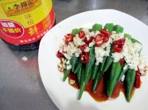 把处理好的秋葵码放到盘里，淋上生抽，大蒜切末放上面，辣椒切圈放上面