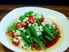 然后把油烧热浇在上面即可