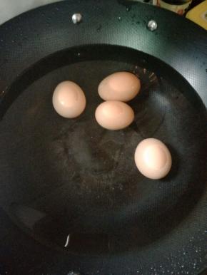 把鸡蛋下锅，小火闷煮个八分钟。