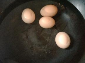 把鸡蛋下锅，小火闷煮个八分钟。