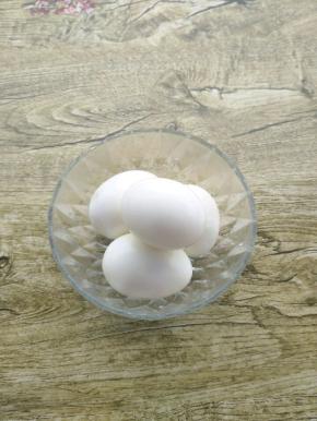 放入凉水中浸泡，热胀冷缩嘛，比较好去皮。