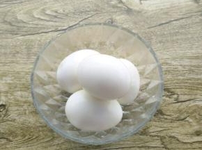 放入凉水中浸泡，热胀冷缩嘛，比较好去皮。