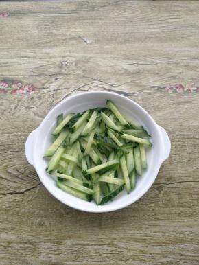 把黄瓜切条铺碗底