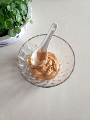 先把花生酱倒入碗中