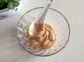 先把花生酱倒入碗中