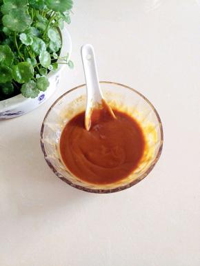 加入生抽，香油将其泻开备用(用生抽和香油泻开的花生酱味道更好哦)。