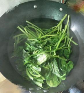 锅里坐水烧开，加入少许的油，下菠菜焯水(一分钟之内)