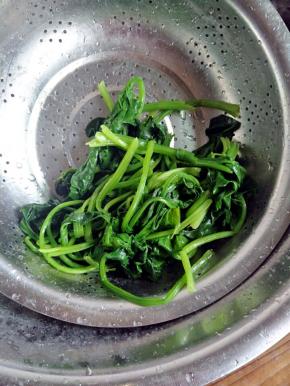 过一遍凉开水，把水份捏干一点