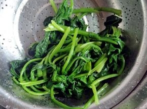 过一遍凉开水，把水份捏干一点